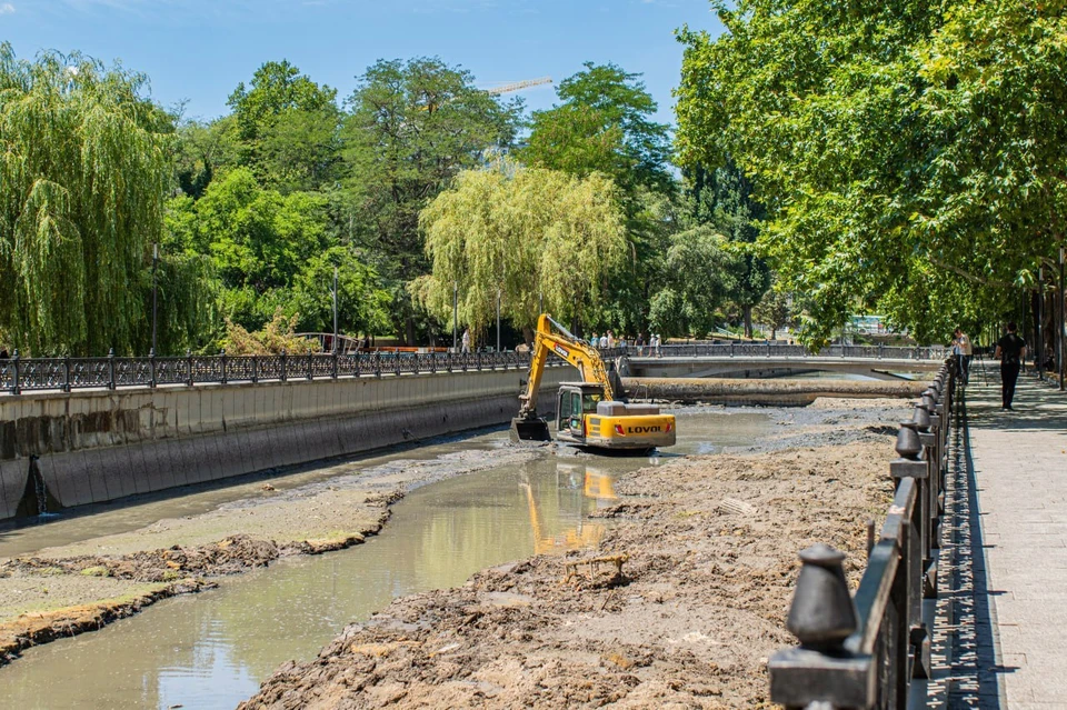 Обмеление реки привело к скоплению мусора и затруднениям в движении водных потоков. Фото: правительство Крыма/Tg