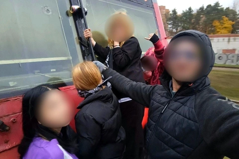 Роман Громов (справа) выкладывал в соцсетях фото с подростками, которые приезжали на его «встречи». Фото: пресс-служба ЗМСУТ Следственного комитета России.