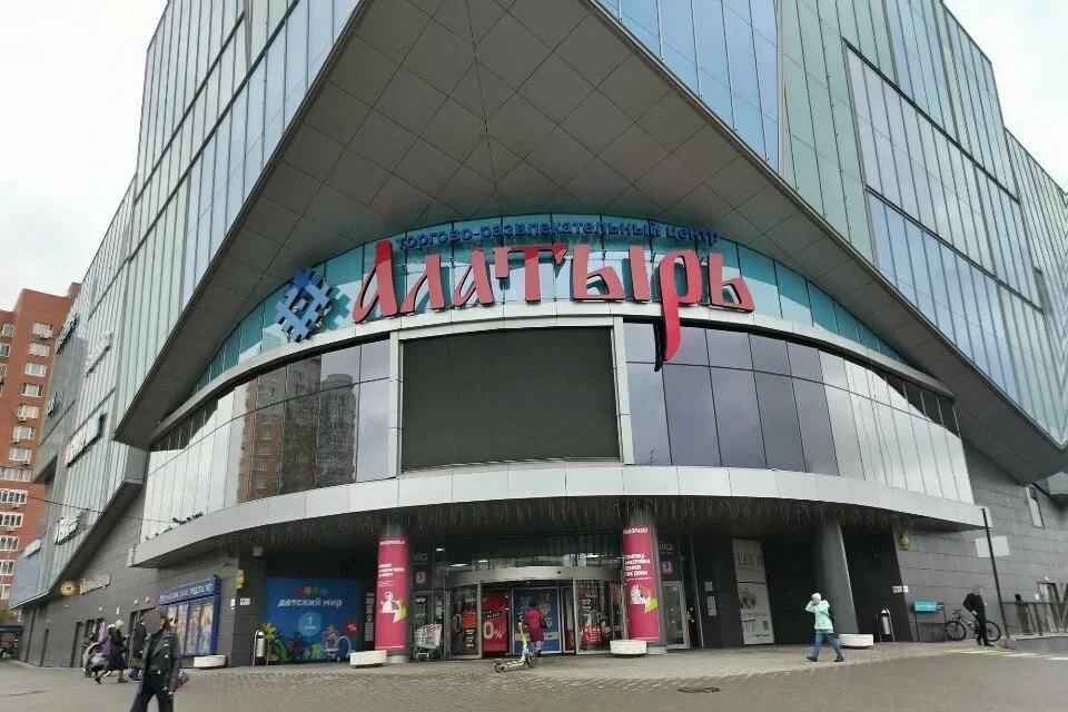 Осколок упал с 7 этажа торгового центра. Фото: Яндекс карты