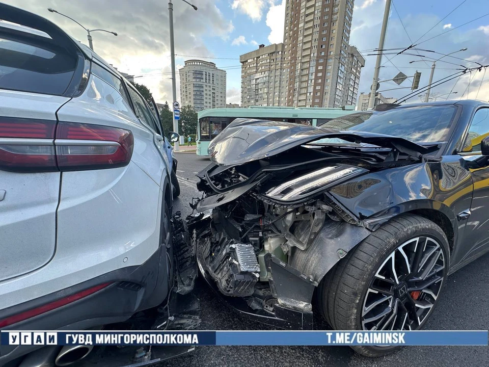 ДТП с участием трех автомобилей случилось в Минске на проспекте Дзержинского. Фото: телеграм-канал УГАИ ГУВД Мингорисполкома
