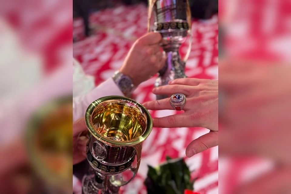 "Железнодорожникам" вручили чемпионские перстни. ФОТО: телеграм-канал Егора Сурина