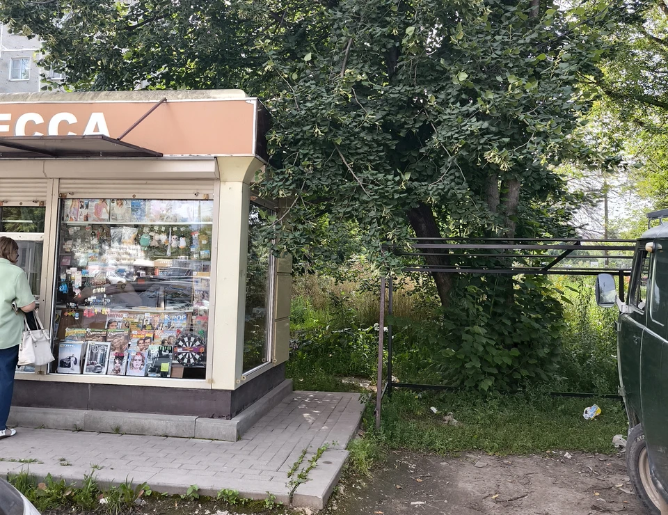 Неприятное соседство: вплотную к киоску «Пресса» ставят контейнерную площадку в тульском Мясново