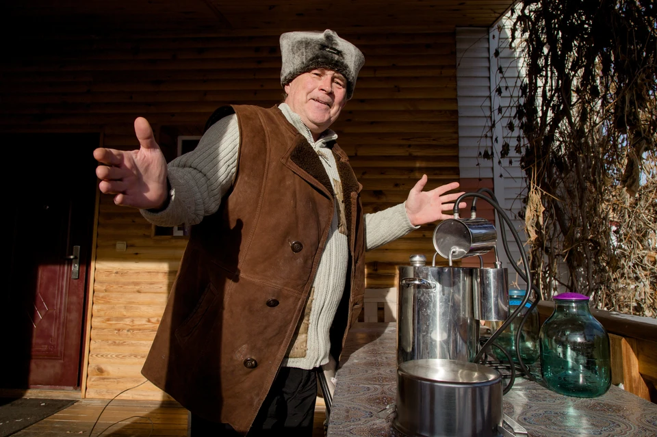 Подозреваемый занимался продажей самогона, который разливал в бутылки объёмом 0,25 и 0,5 литра стоимостью от 200 рублей