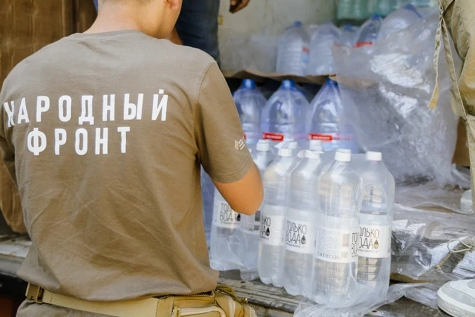 Народный фронт наращивает поставки воды жителям ДНР. Фото: Народный фронт