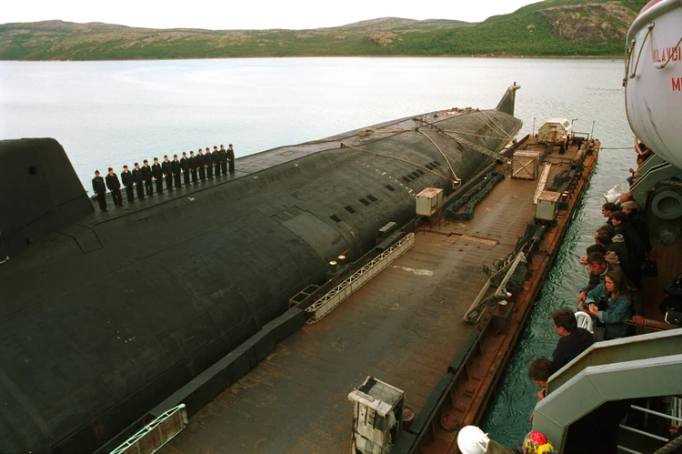 «Тел нет, но это – похороны». Какой была панихида по морякам «Курска» в первые дни трагедии