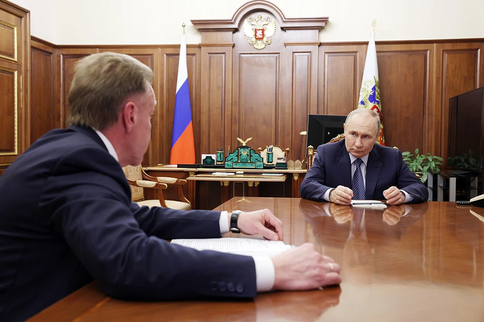 Владимир Путин и председатель ВЭБ.РФ Игорь Шувалов во время встречи. Фото Михаил Метцель/пресс-служба президента РФ/ТАСС