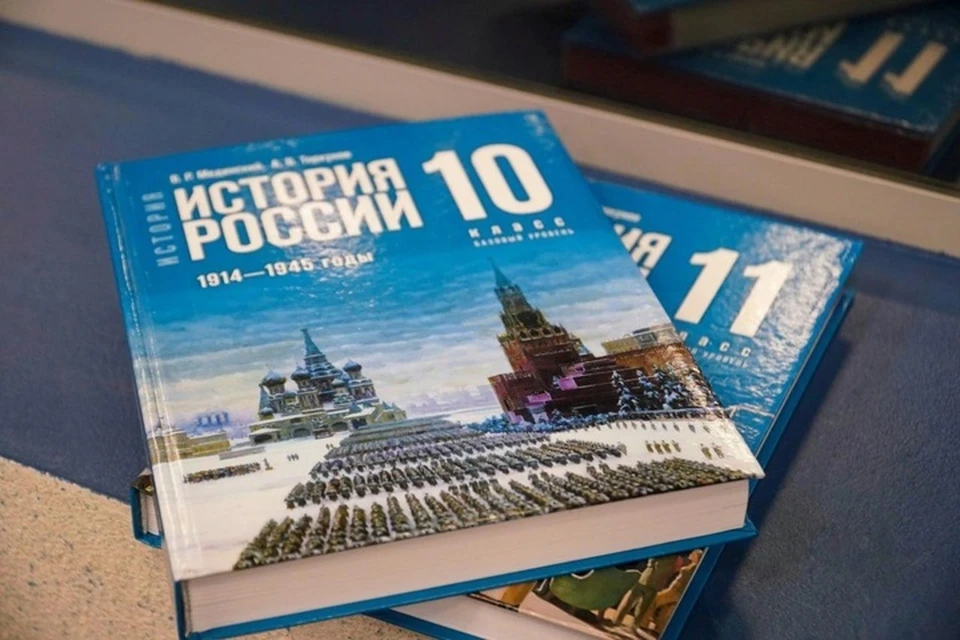 Новые школьные учебники поставят в регион шеф-регионы. Фото: тг-канал Александра Дудки