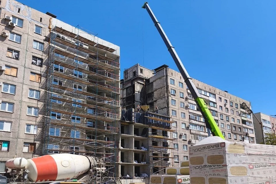Петербургские строители восстанавливают дом на проспекте Ленина в Мариуполе. Фото: «Возродим Донбасс»