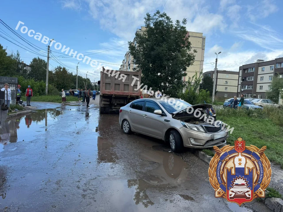 В Новомосковске задержали пьяного водителя после ДТП с двумя машинами и шлагбаумом.