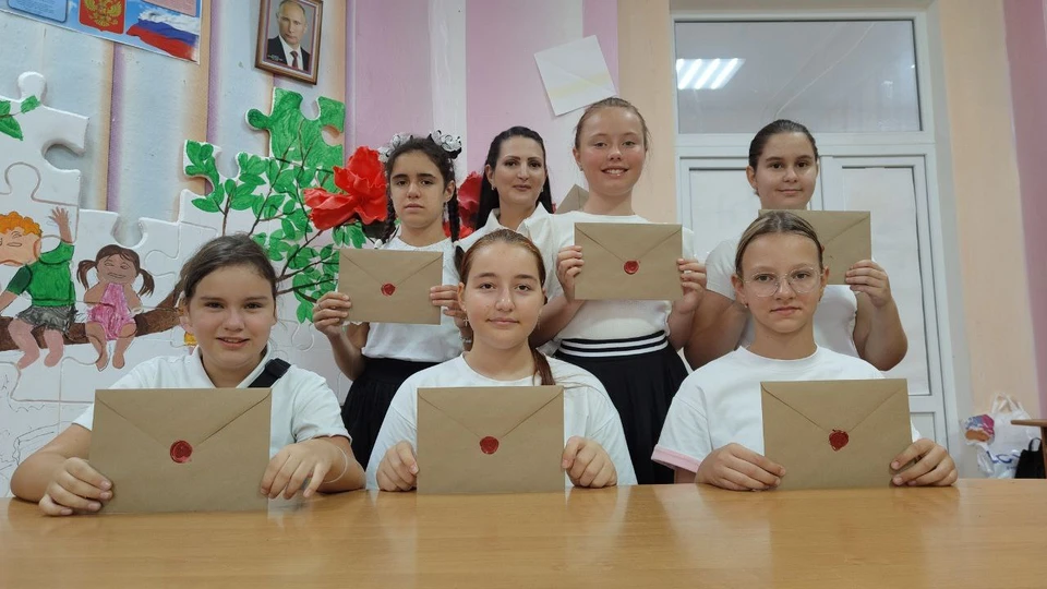 Ребята из Мелитополя подготовили письма для петербургских школьников