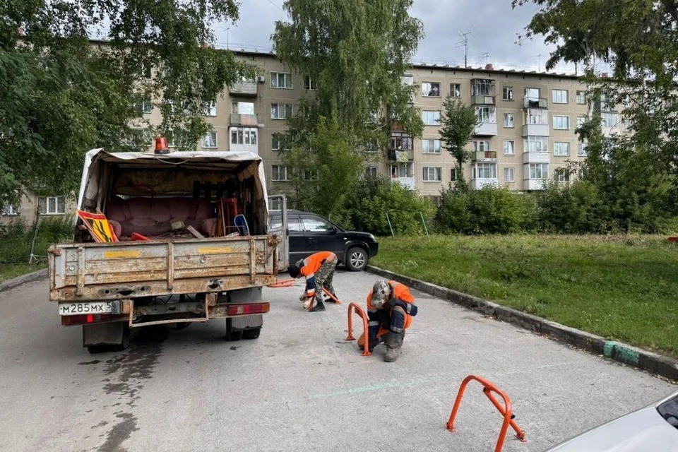 Их самовольно поставили у многоквартирных домов. Фото: мэрия Новосибирска