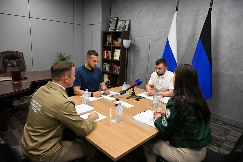 Денис Пушилин и Ярослав Зубащенко обсудили деятельность студенческих отрядов в ДНР. Фото: Сайт Главы ДНР