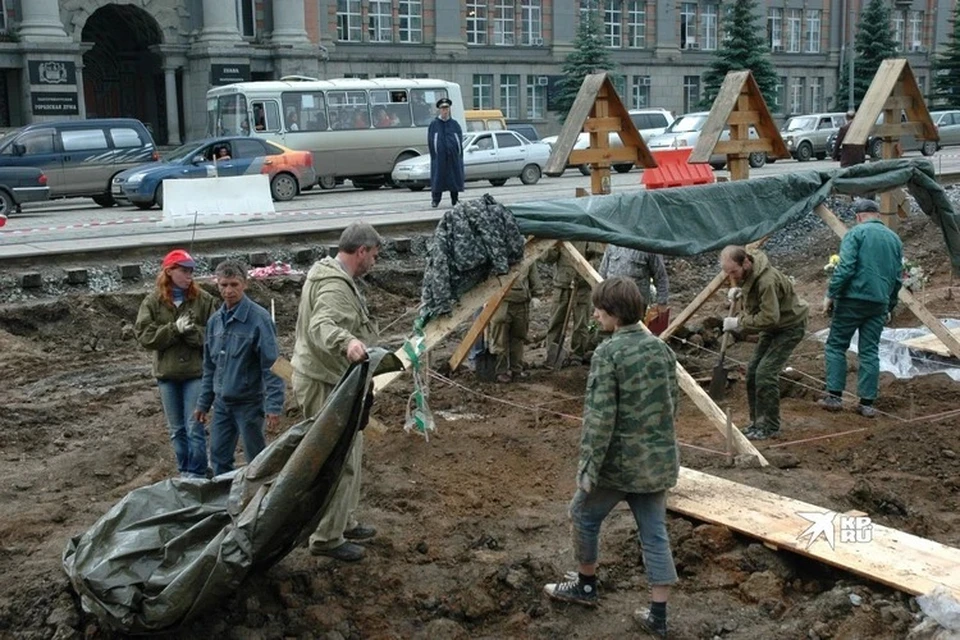 Раскопки уже проводили на Площади 1905 в 2008 году
