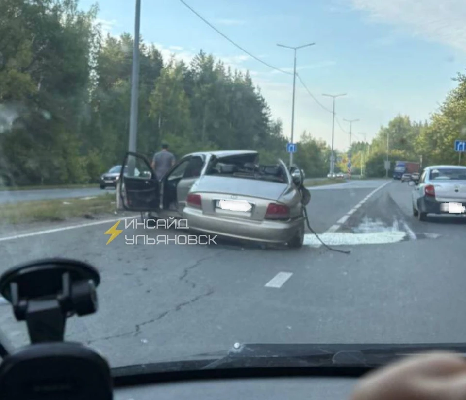 На Сельдинском шоссе в Ульяновске легковушка влетела в столб. Фото телеграм-канал Инсайд Ульяновск