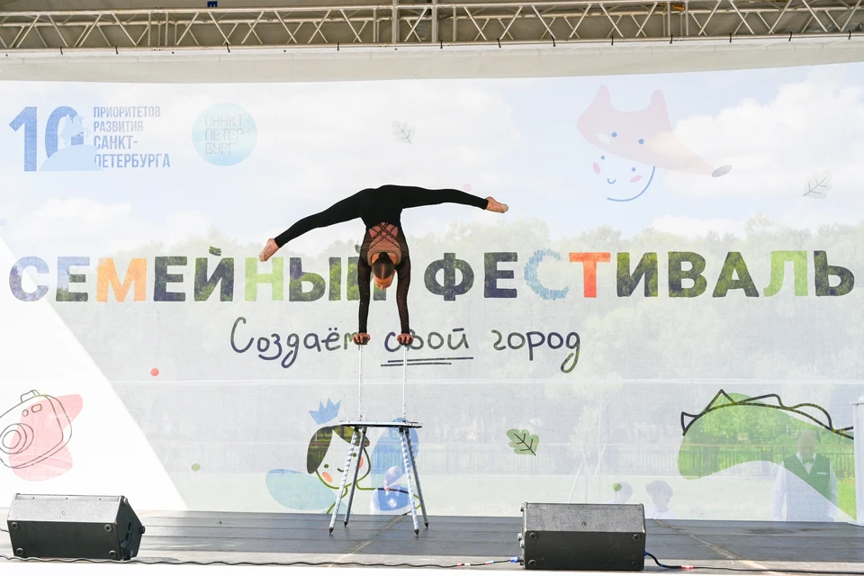 За праздничную атмосферу на сцене Фестиваля будут отвечать творческие коллективы Северной столицы с песнями, зажигательными танцами и флешмобами.