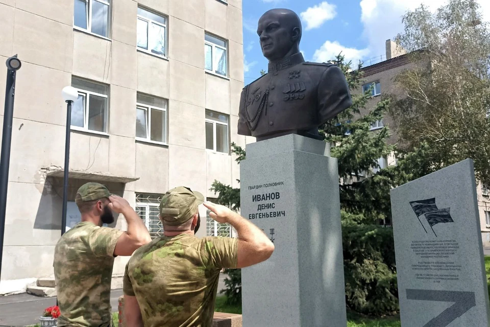 В Луганске установлен памятник герою. ФОТО: Росгвардия