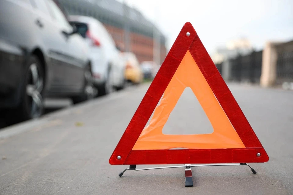 Движение на Рязанском проспекте затруднено из-за опрокинувшегося грузовика