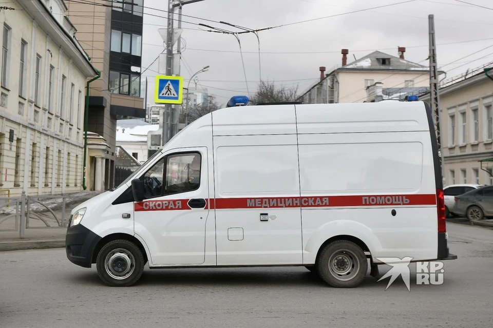 Девочка упала на газон под окнами дома