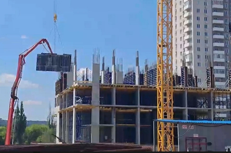 В центре Донецка идет активное строительство нового многоэтажного дома. Фото: ТГ/Пушилин