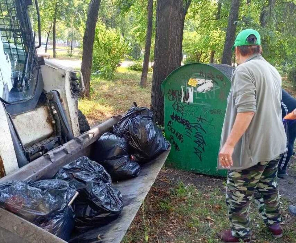 В Засвияжье Ульяновска очистили от мусора улицы и сквер. ФОТО: Центр по благоустройству и озеленению Ульяновска