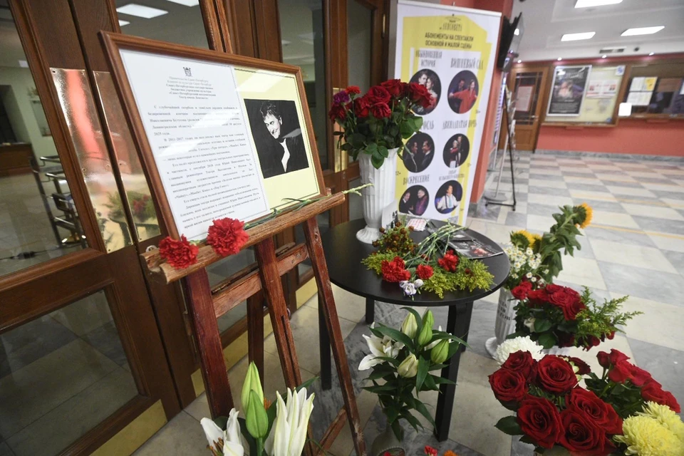 Стихийный мемориал в память об известном театральном режиссере Юрии Бутусове появился в театре имени Ленсовета.