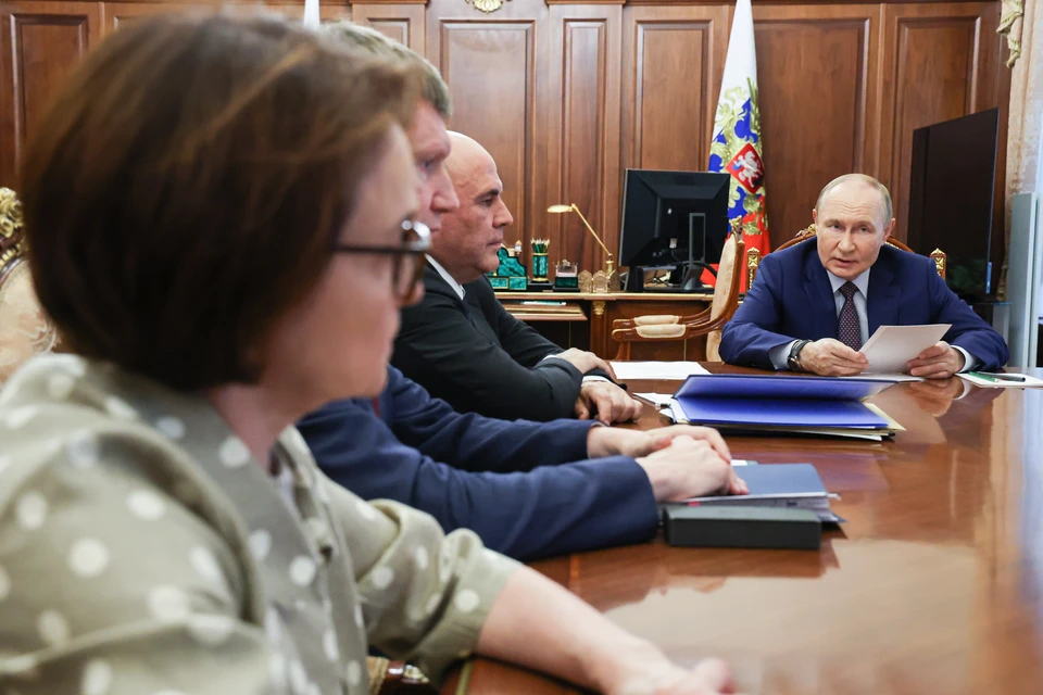 Президент РФ Владимир Путин во время совещания по экономическим вопросам в Кремле. Фото: Вячеслав Прокофьев/пресс-служба президента РФ/ТАСС