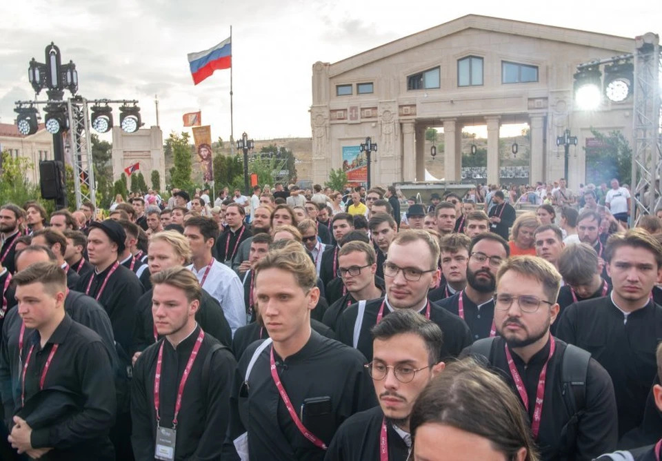 В музейно-храмовом комплексе «Новый Херсонес» 7 августа стартовал второй молодежный историко-культурный форум «Истоки». Фото: sev.gov.ru