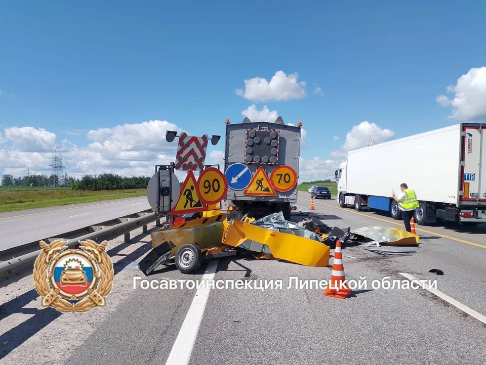 Молодой автомобилист допустил столкновение с прицепом дорожной организации, которая наносила разметку, и легковушкой «Ауди». Фото управления Госавтоинспекции по Липецкой области.