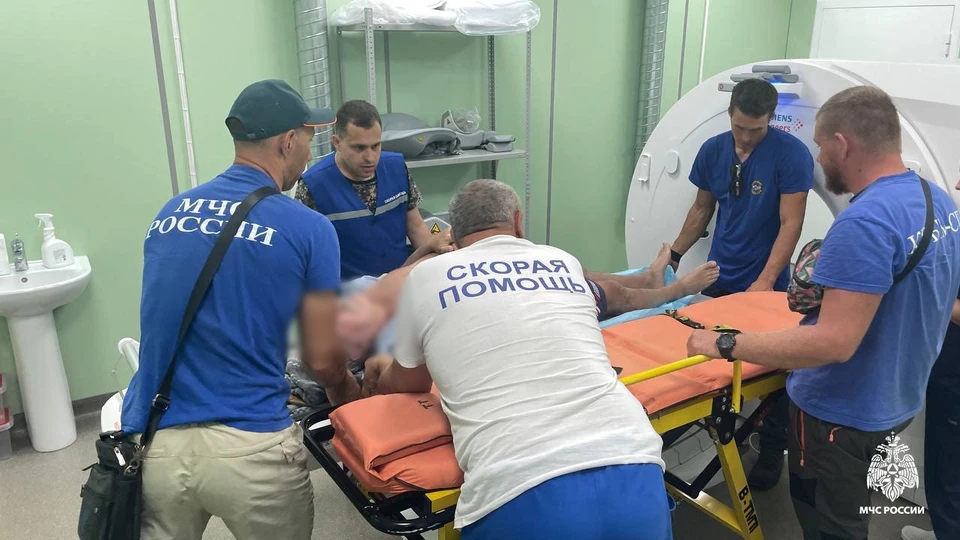 Спасатели на катере доставили мужчину в больницу. Фото: МЧС Крыма/Tg