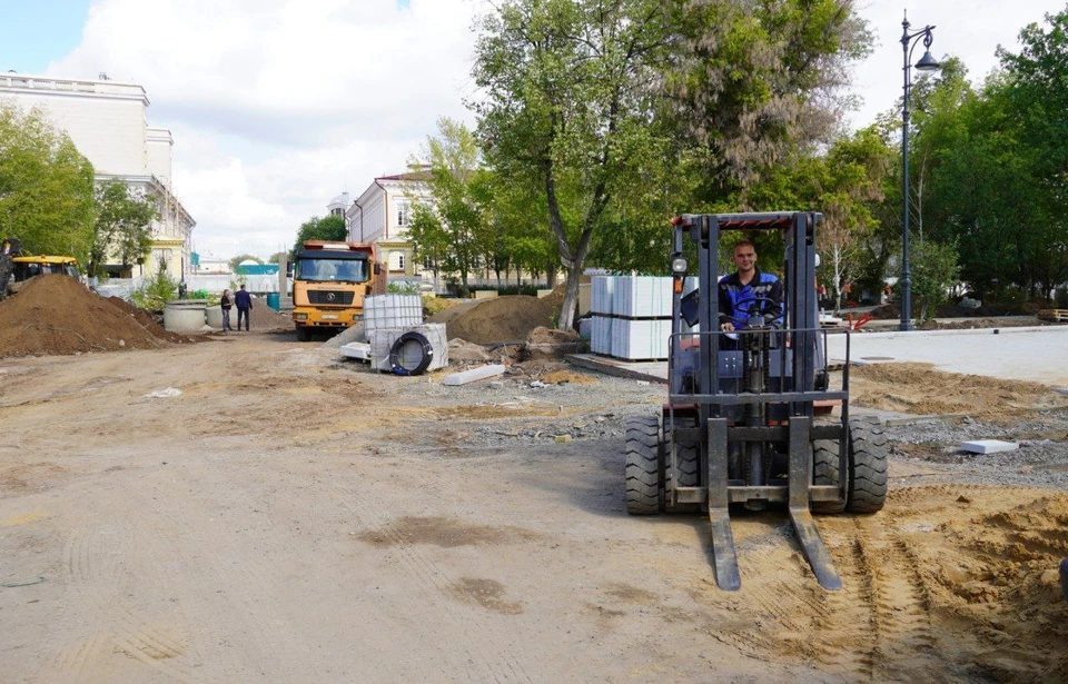 Запланировано устройство освещения, посадка деревьев, посев газона.