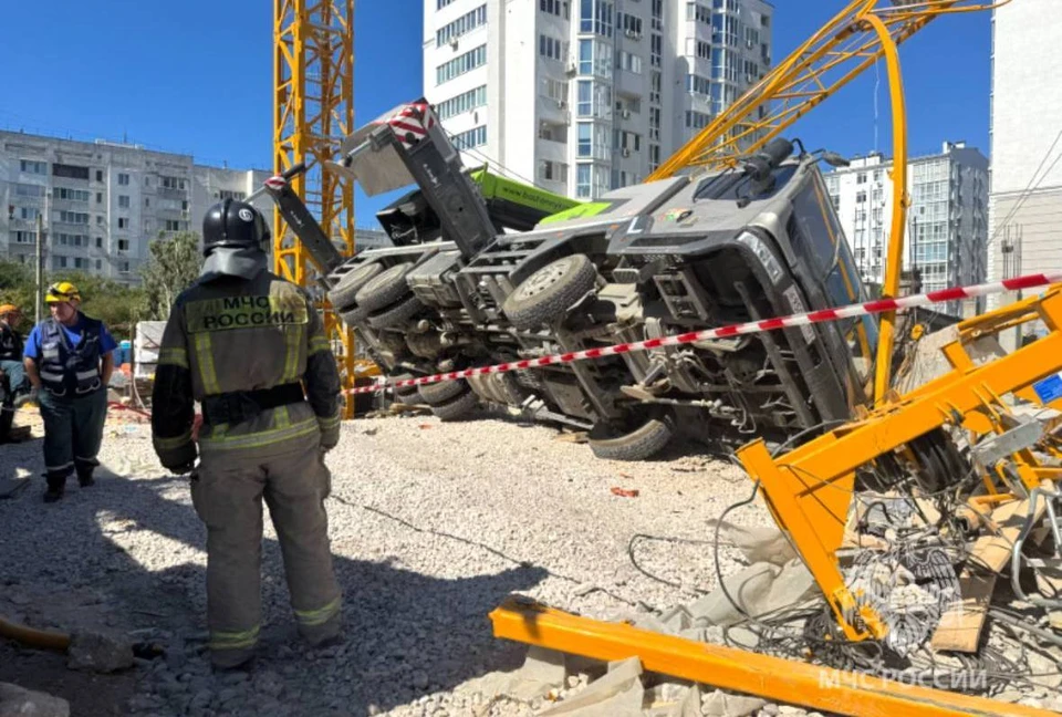 На проспекте Октябрьской Революции, 52, обрушился строительный кран. Фото: МЧС Севастополя/Tg