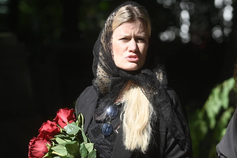 Бывшая жена Старовойта накричала на журналистов на его могиле в 40-й день с его смерти.