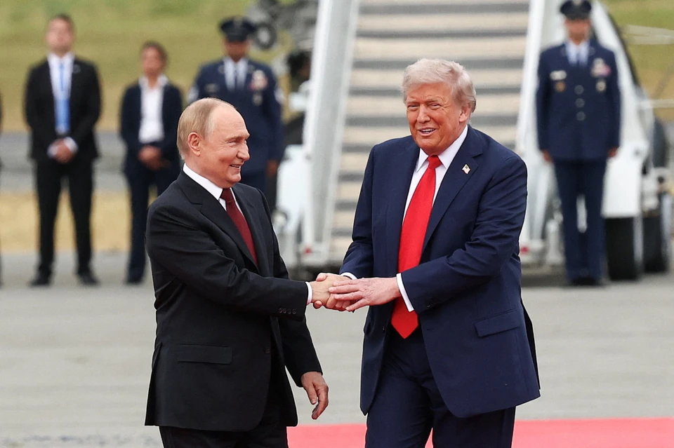 Путин и Трамп тепло встретили друг друга на Аляске.