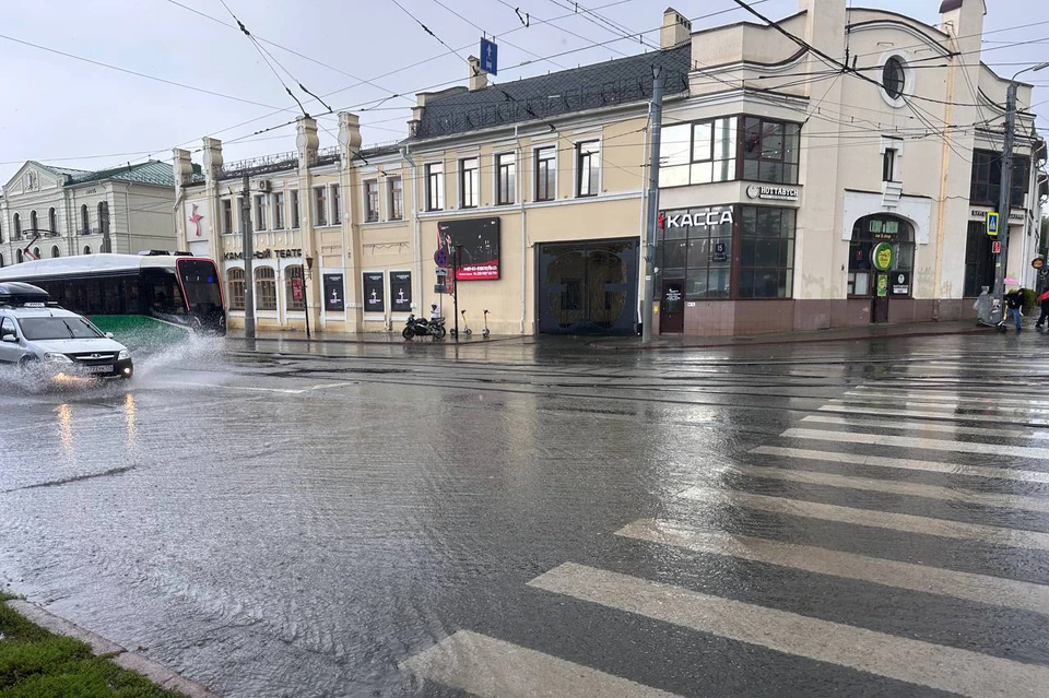 Вместе с дождем посыпался град