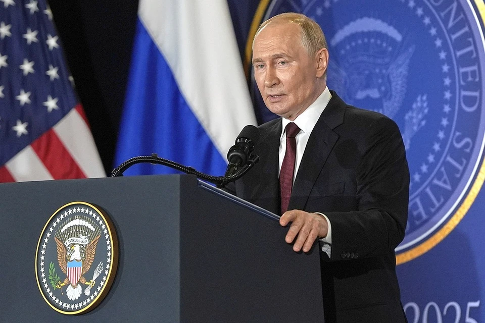 Путин на Аляске неожиданно решил изменить речь, отложив четыре листа текста