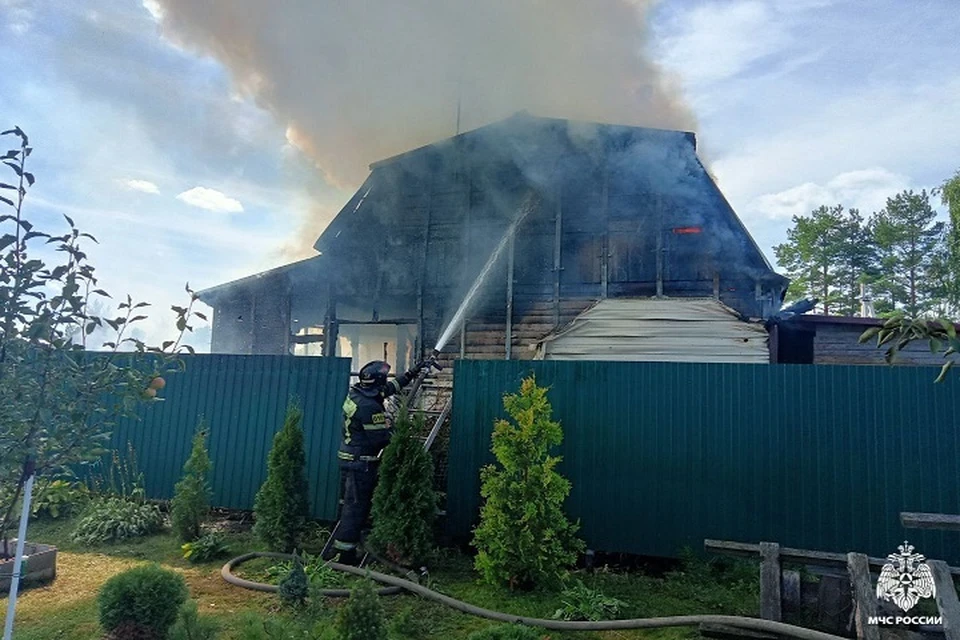 Огонь сильно повредил дом.