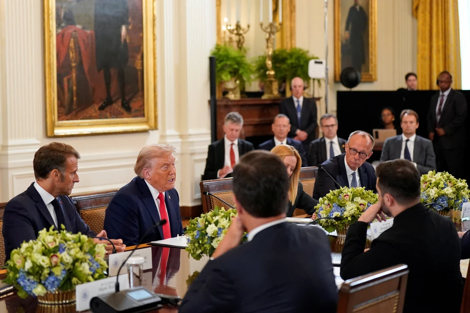 Трамп показал Зеленскому и Макрону коллекцию кепок с интересными надписями