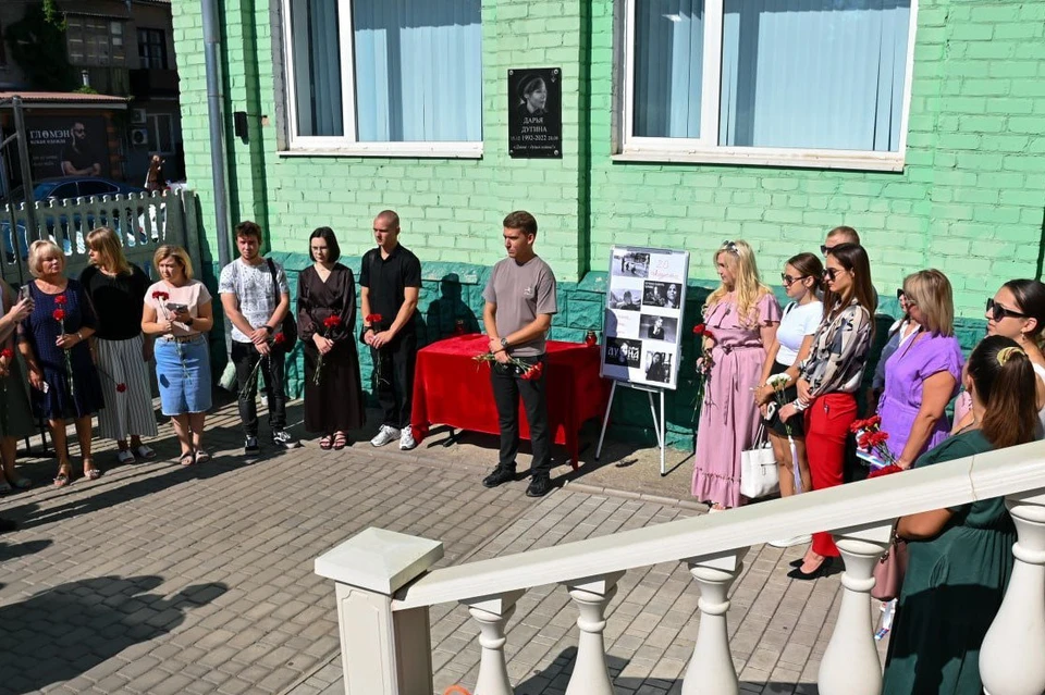В Мелитополе почтили память погибшей журналистки Дарьи Дугиной. Фото - тг-канал городской администрации
