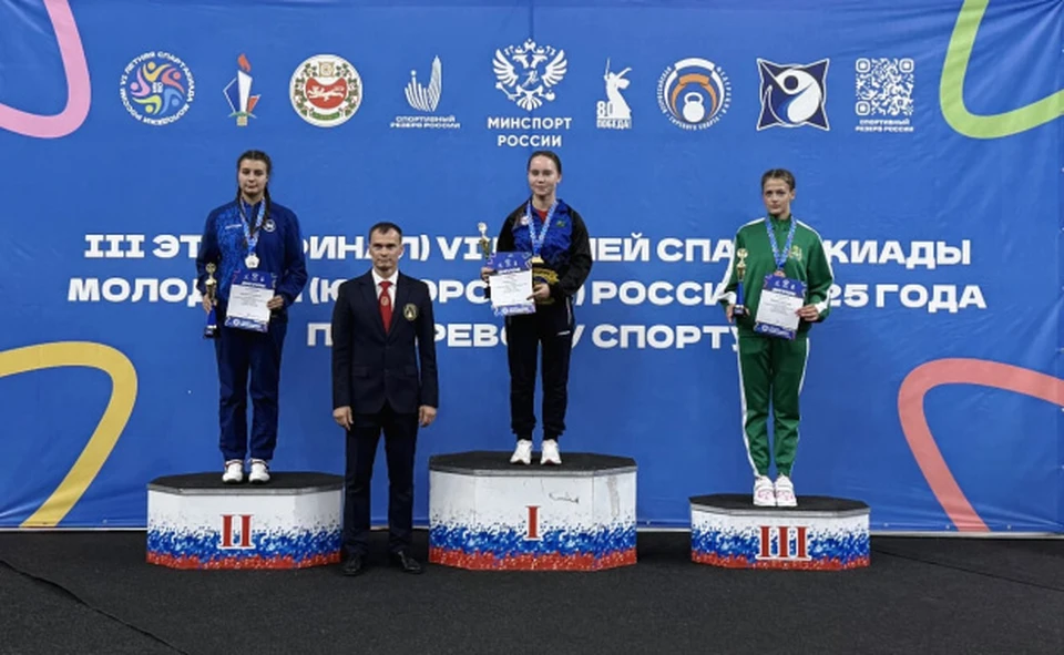 Олеся Беликова (в центре).