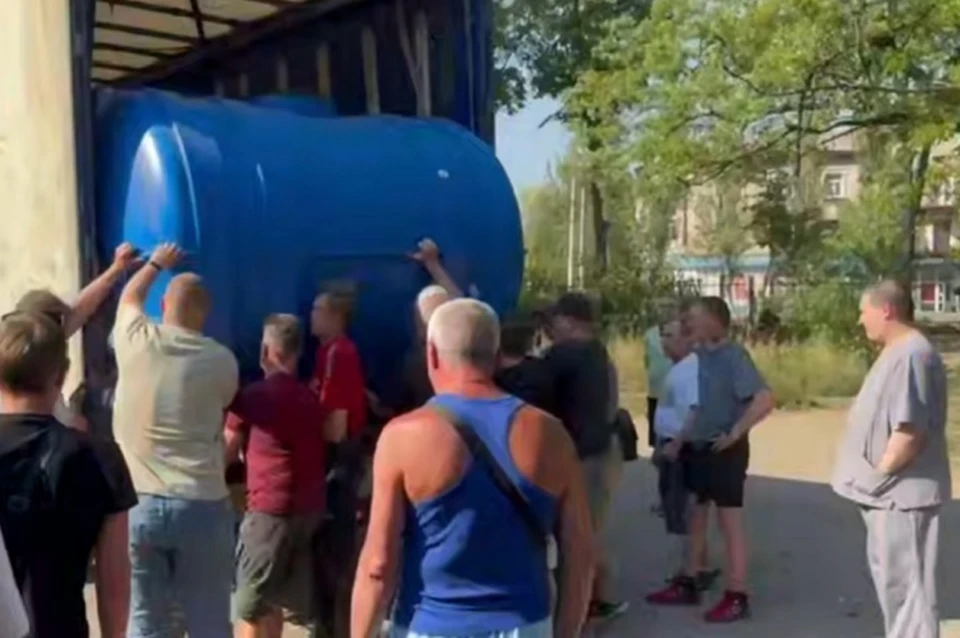 В груз вошли не только запасы бутилированной воды, но и емкости для воды, которые установят в районах, наиболее подверженных атакам ВСУ. Фото: ТГ/Приходько