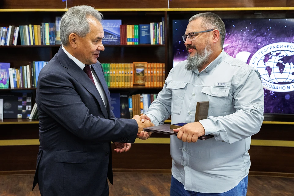 Медаль шеф-редактору "КП" вручил Президент РГО Сергей Шойгу. Фото: РГО