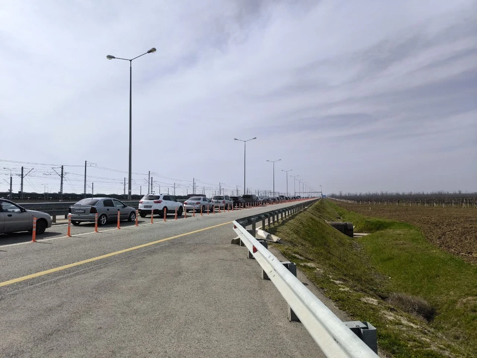 Очередь на Крымском мосту со стороны Керчи растет.