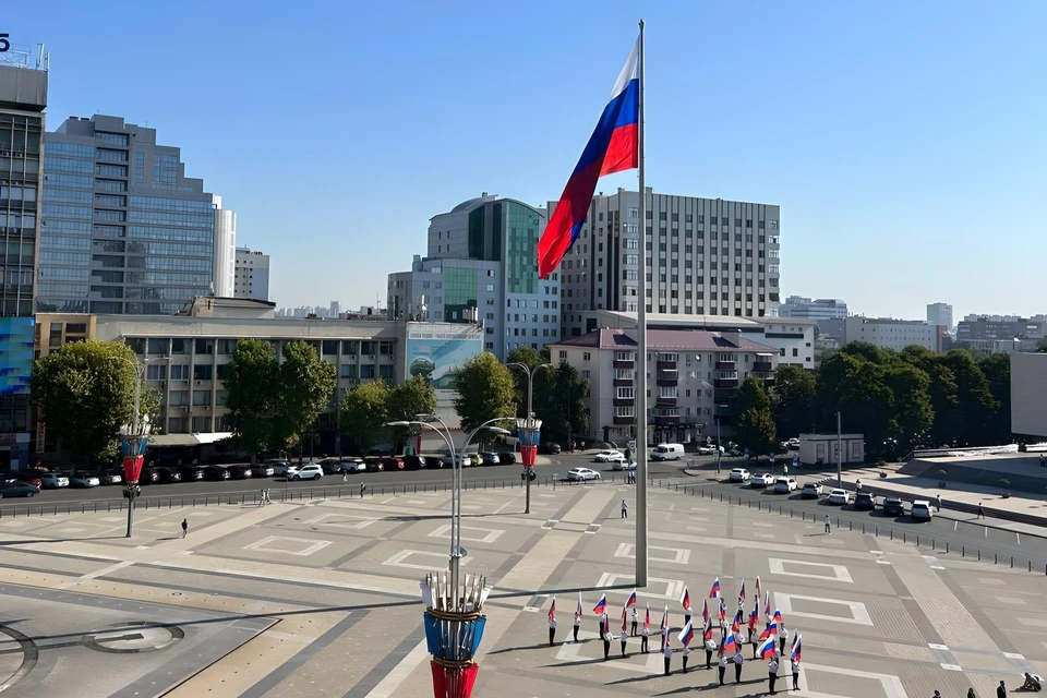Флаг России подняли на Главной городской площади Краснодара Фото: пресс-служба городской администрации