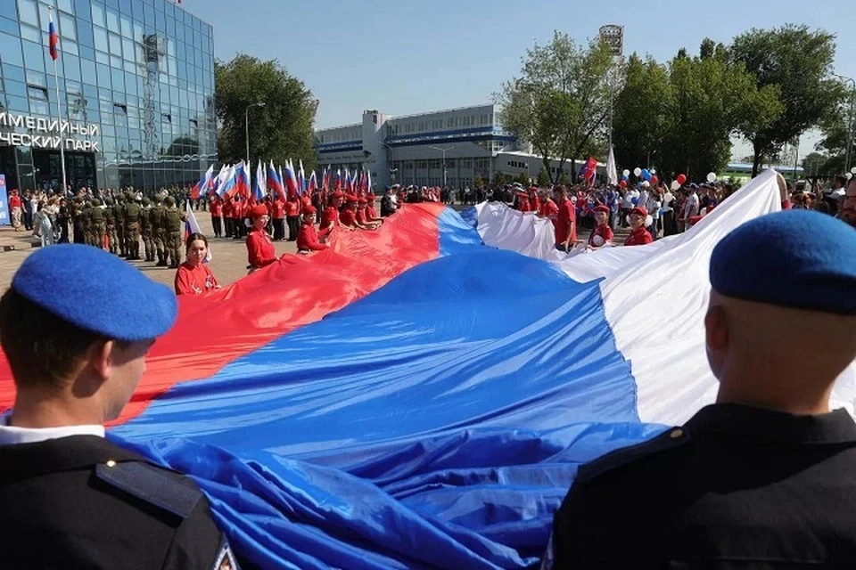 Акция состоялась на площади перед мультимедийным комплексом «Россия - моя история». Фото: телеграм-канал врио губернатора Ростовской области Юрия Слюсаря