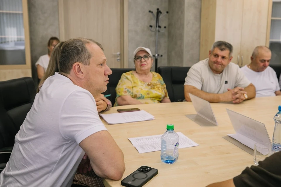Антон Кольцов на встрече с мариупольцами обсудил тему водообеспечения округа в условиях дефицита ресурса. Фото: ТГ/Кольцов