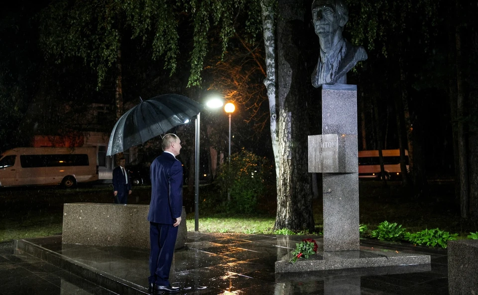 Путин возложил цветы к памятнику физику-ядерщику Харитону в Сарове.