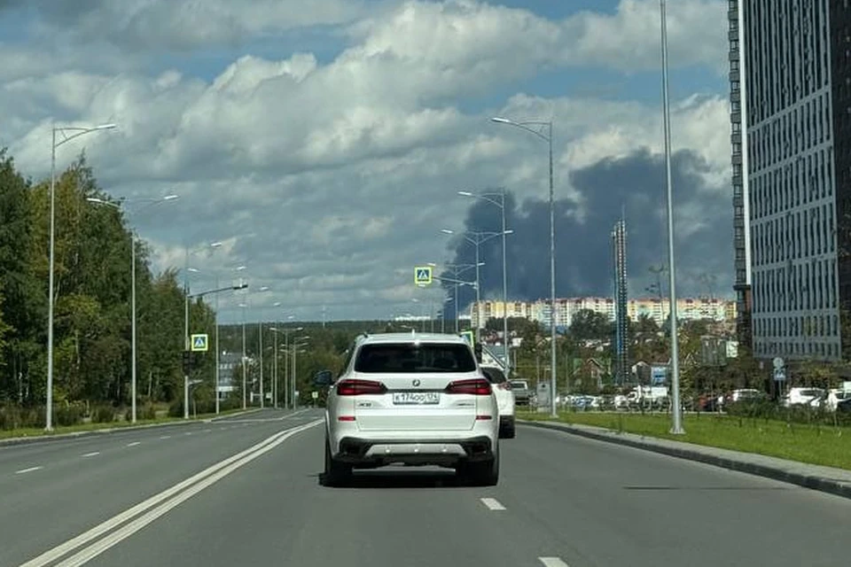 Гигантский столб дыма виден за два десятка километров от места пожара.