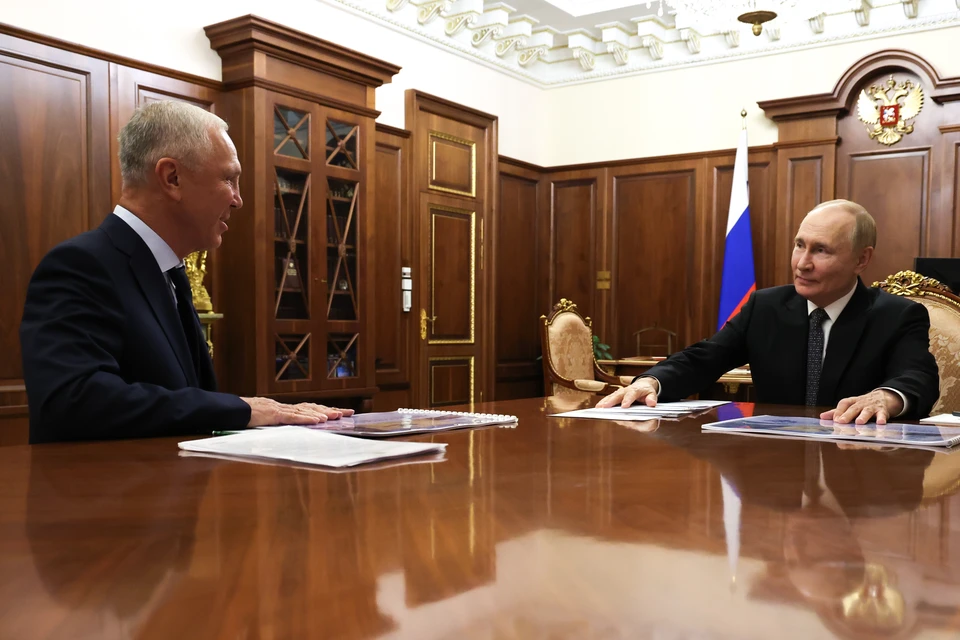 Президент России Владимир Путин и глава Херсонской области Владимир Сальдо во время встречи в Кремле. Фото: Вячеслав Прокофьев/пресс-служба президента РФ/ТАСС
