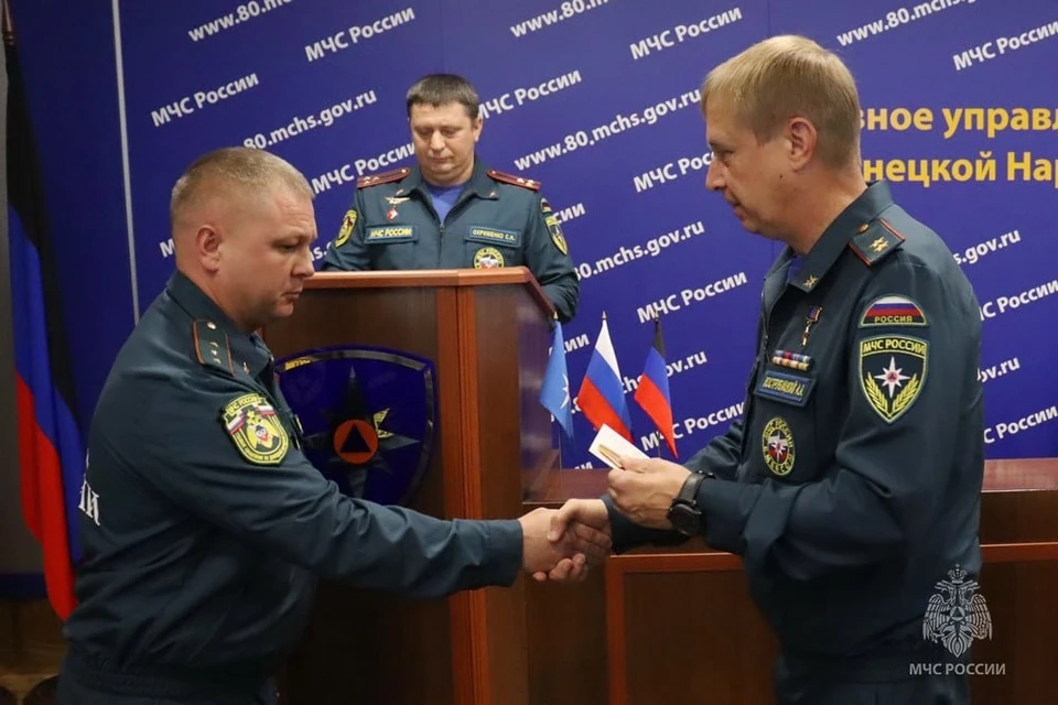 Спасателей наградили ведомственными наградами. Фото: МЧС России по ДНР