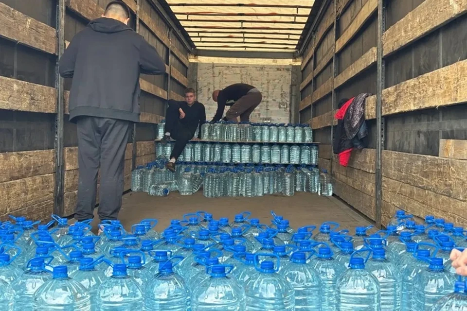 Орловская область направила жителям ДНР 20 тонн питьевой воды. Фото: Орловский областной Совет народных депутатов